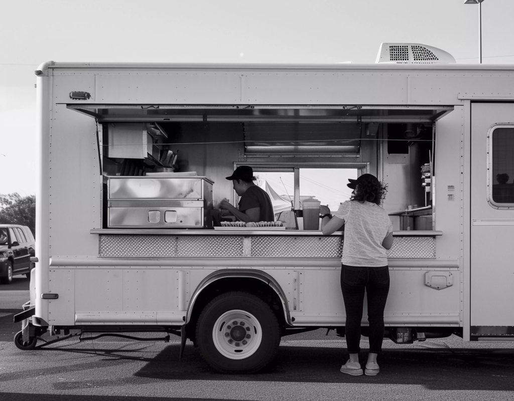 monochrome-street-food-entertainment